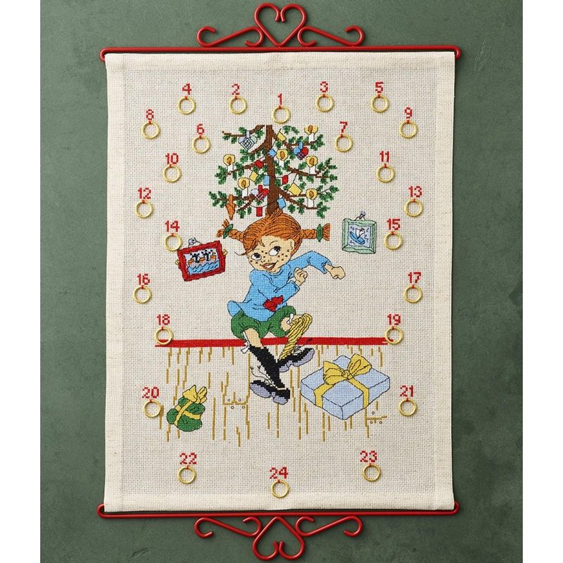 Julekalender Pippi ved juletreet 35 x 46 cm