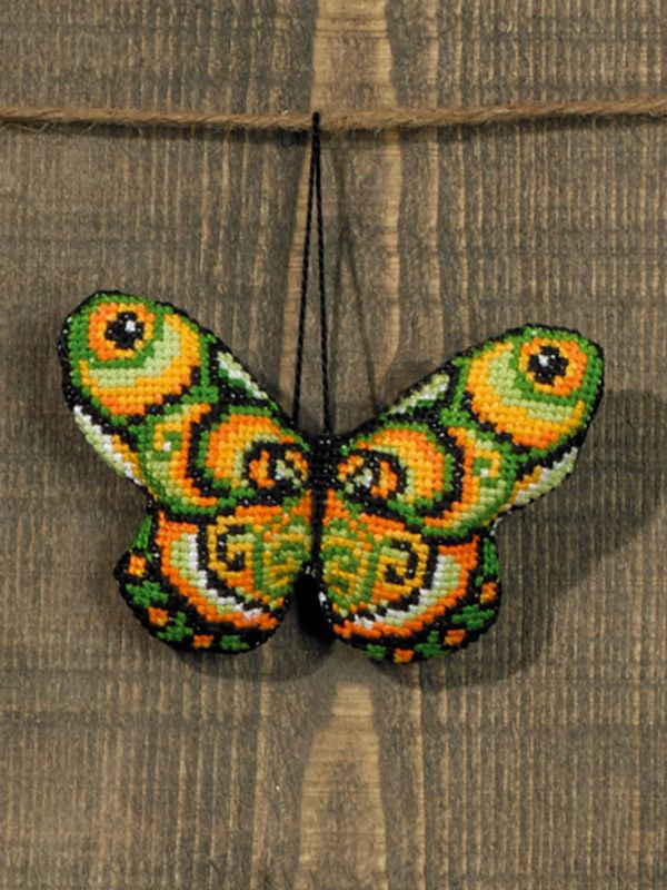 Sommerfugl vinduspynt 9x6 cm - flere farger - broderipakke 